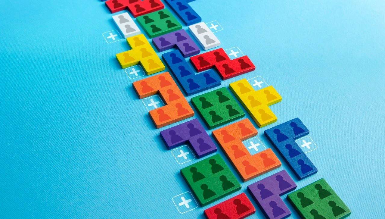 tetris sobre una mesa con fichas de lego