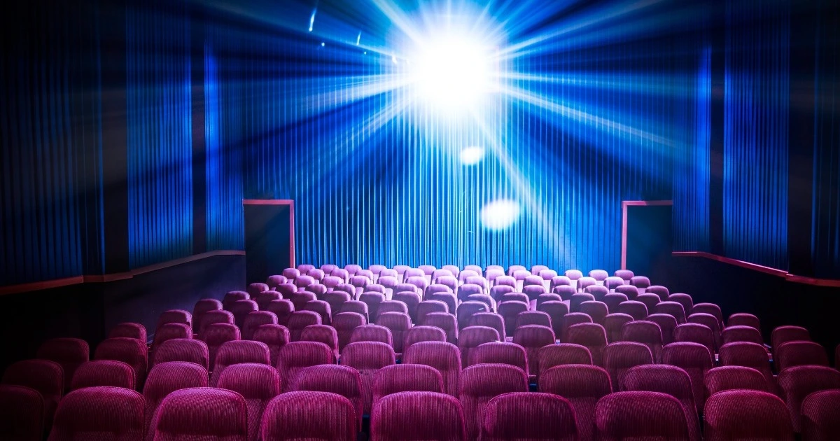 Cine con asientos vacíos y proyector