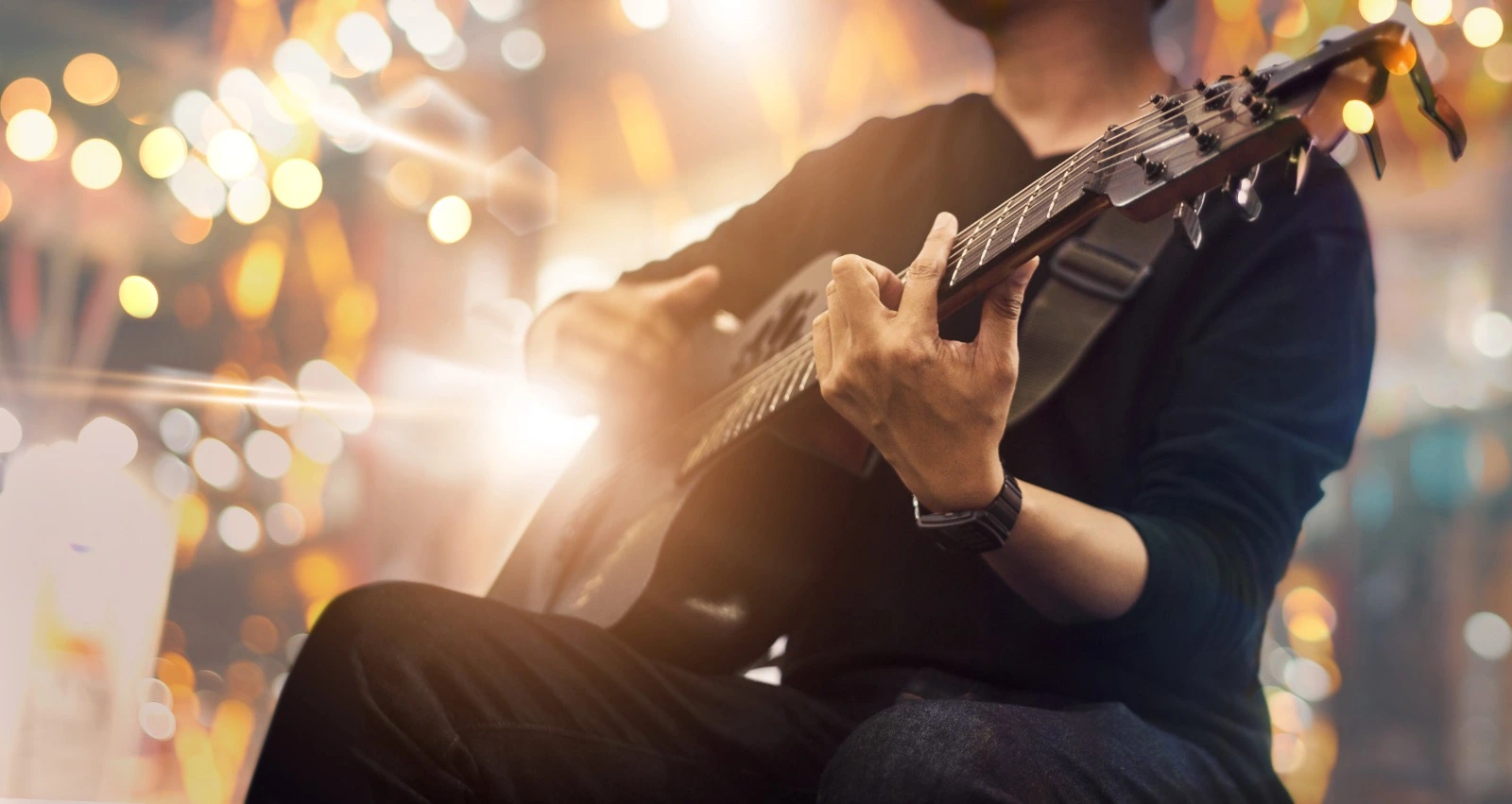 hombre tocando guitarra