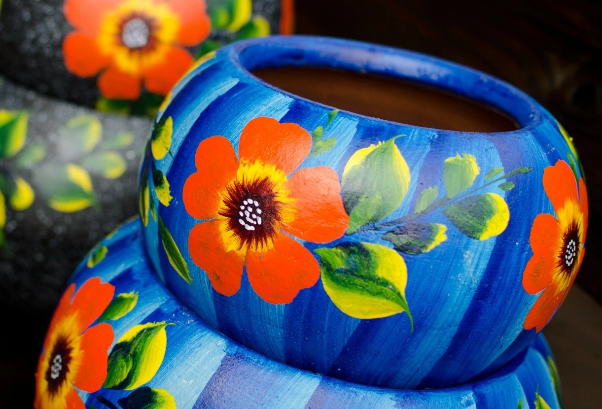 vasija de barro pintada de azul y flores