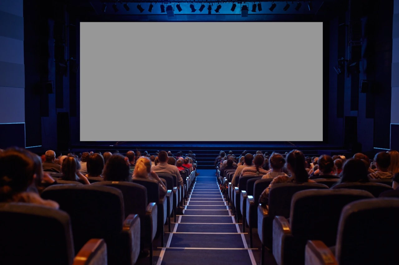 auditorio con pantalla de proyección