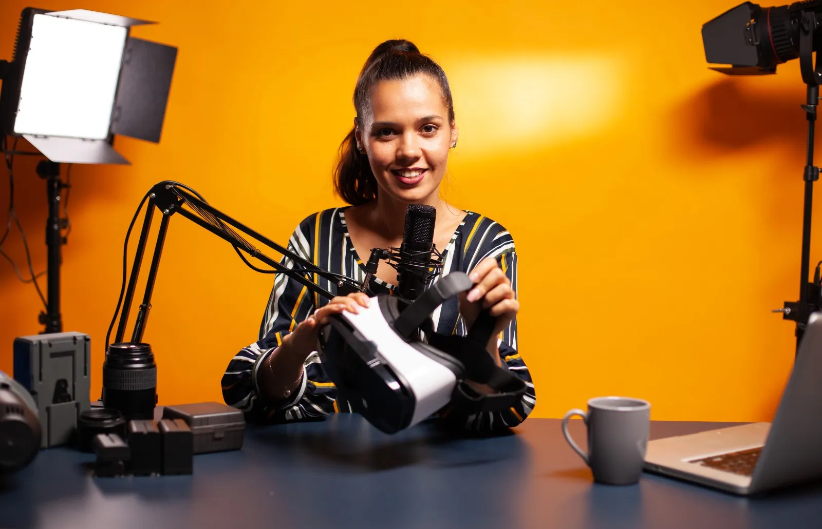 mujer en cabina de radio con micrófono y gafas de realidad aumentada