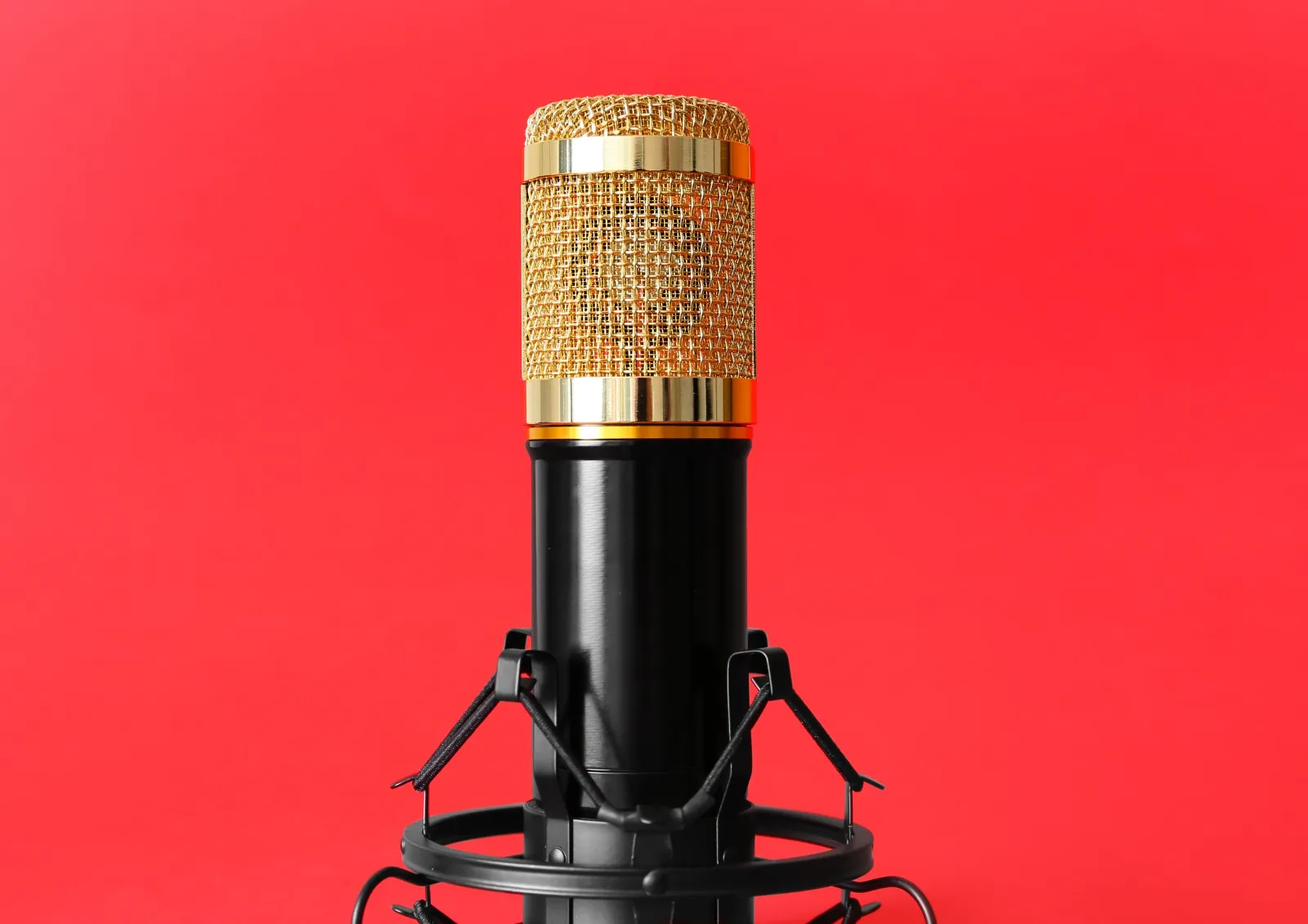 micrófono en piaña con fondo rojo