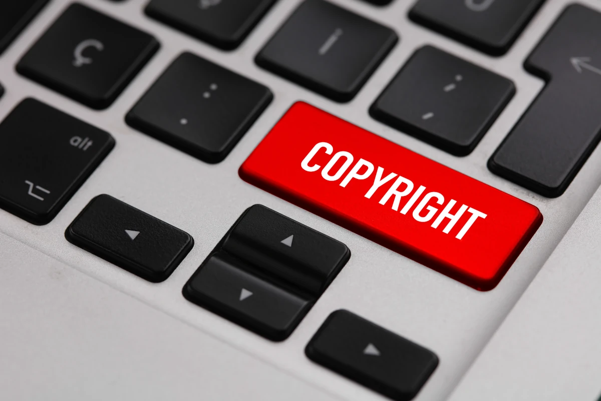 teclado y una tecla roja que dice "copyright"