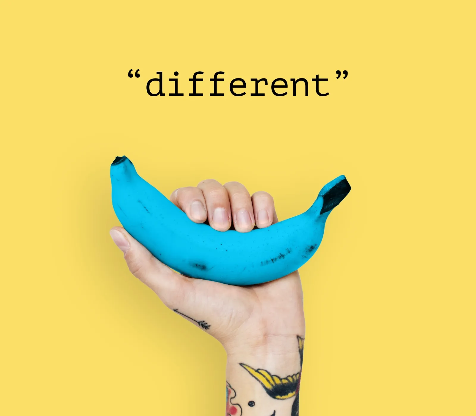 mano sosteniendo un plátano azul con la palabra "different"