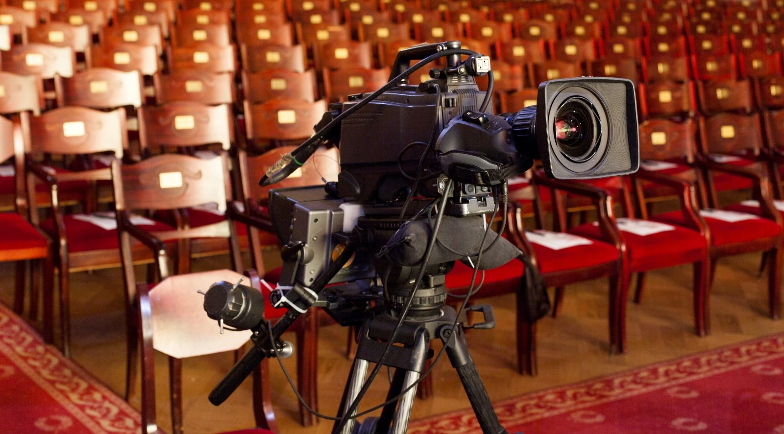 cámara de grabación en una sala de teatro