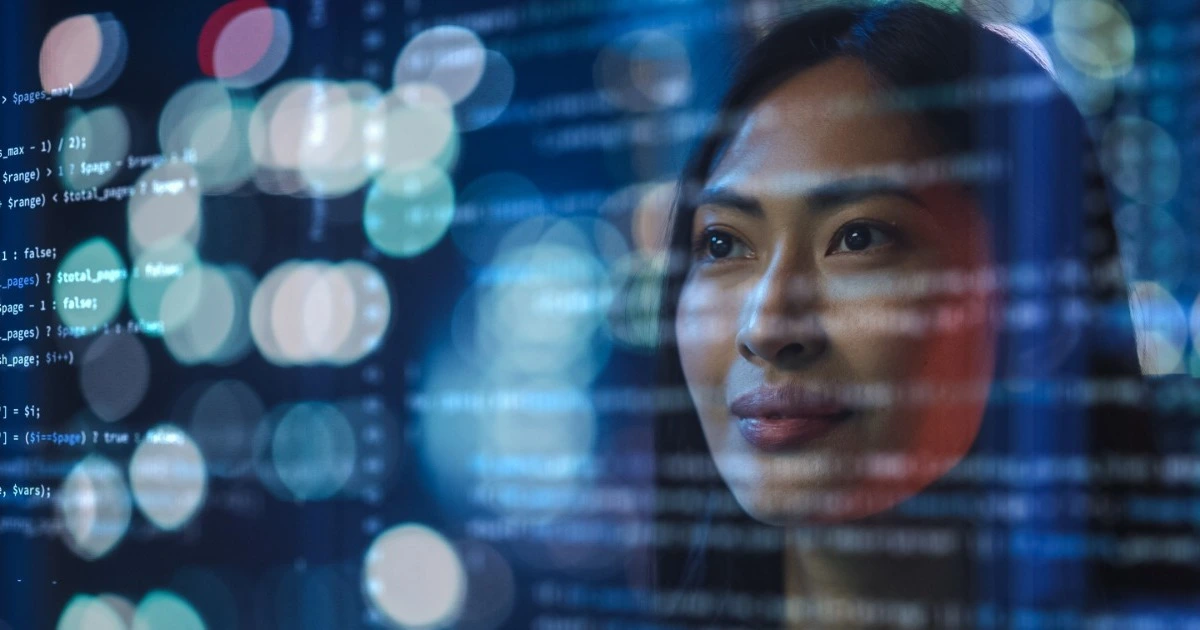 Retrato de una emprendedora digital asiática que trabaja en una computadora