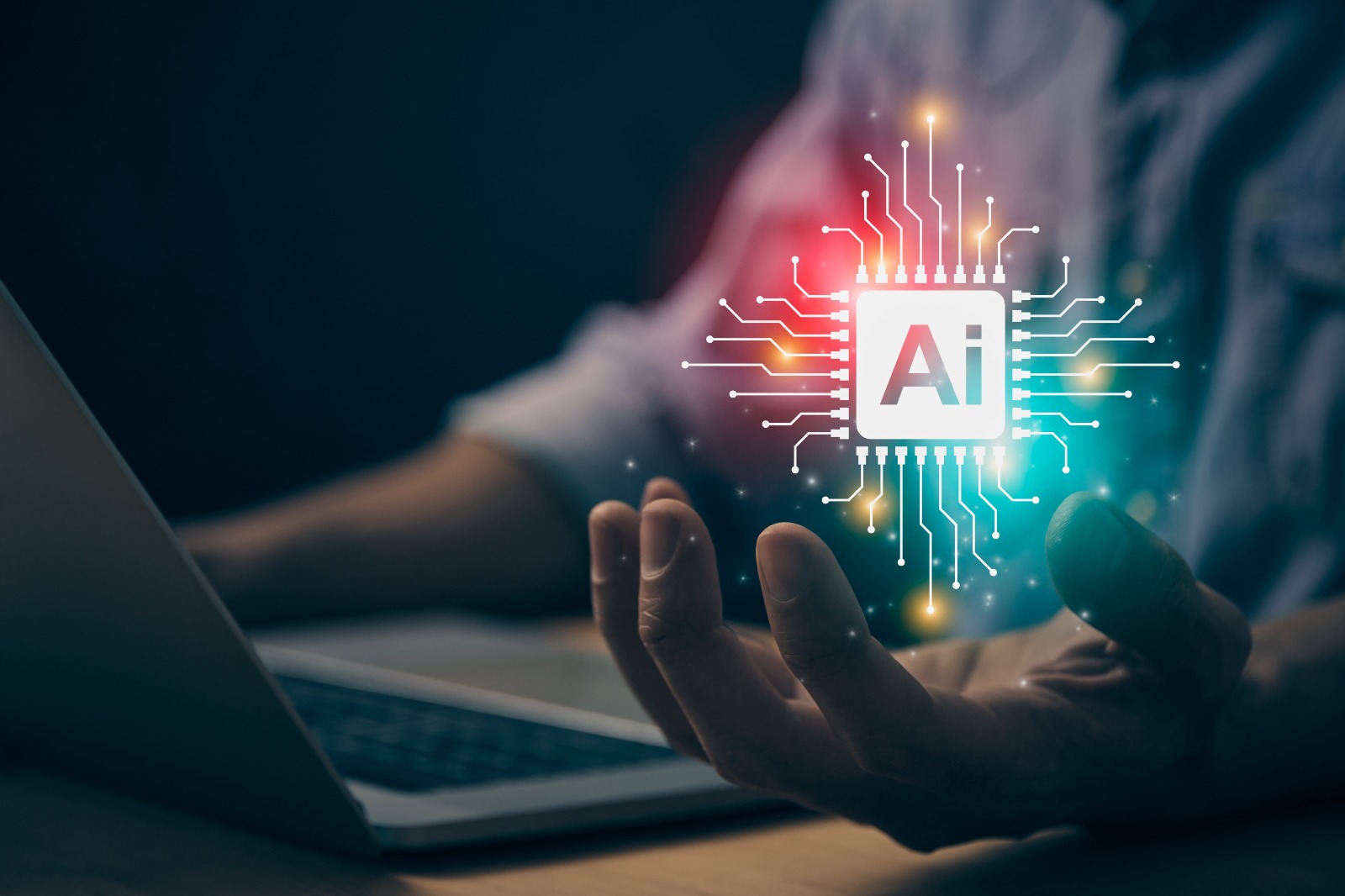 Tecnología de Ai turquesa roja o concepto de inteligencia artificial. Microchip y línea de circuitos Ai Icono de inteligencia artificial en el trabajo de la mano del empresario con la computadora portátil en Antiguas