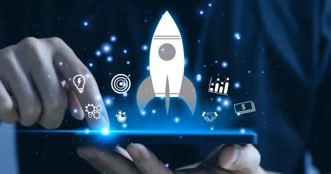 Empresario que usa un smartphone que muestra el concepto de cohete e icono Startup business concepto de emprendimiento y conexión de red de negocios digital en línea en la interfaz Marketing en línea, tecnología y 